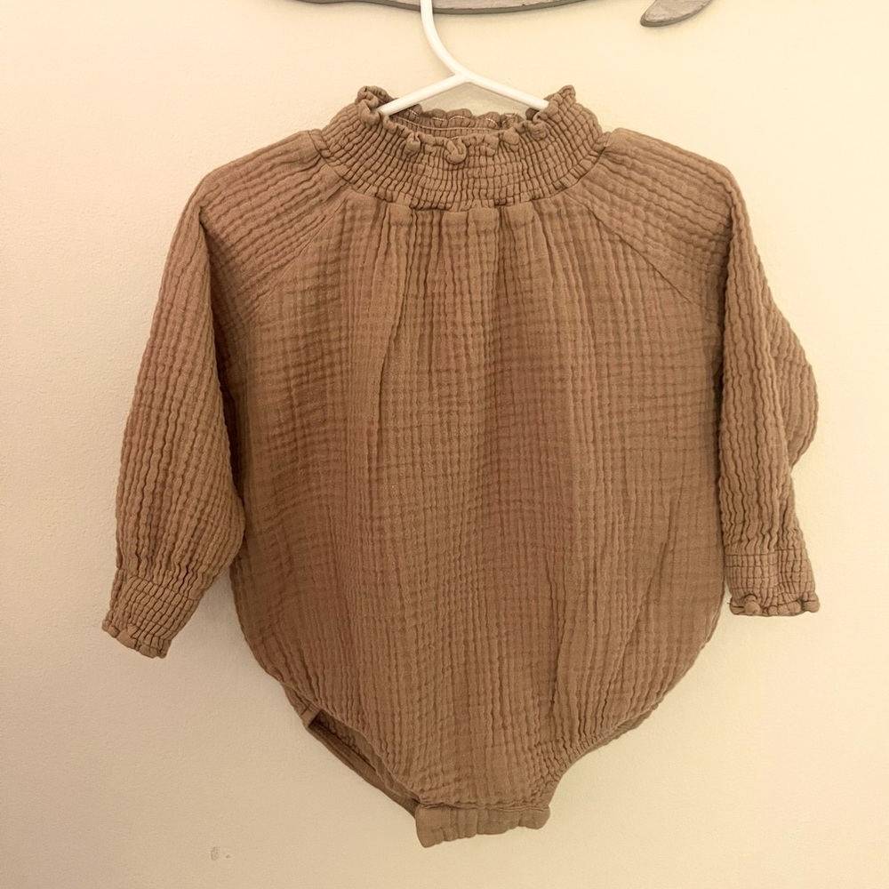 The simple folk muslin romper size 6-9 months.